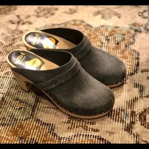 Swedish Hasbeens Blue/Navy Leather Clogs 7/ 37